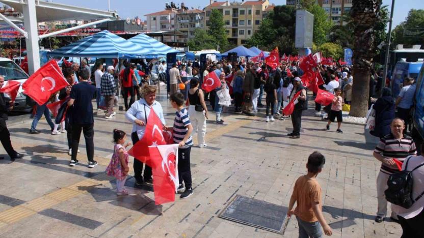 Yasaklara saatler kala meydanlarda seçim hareketliliği