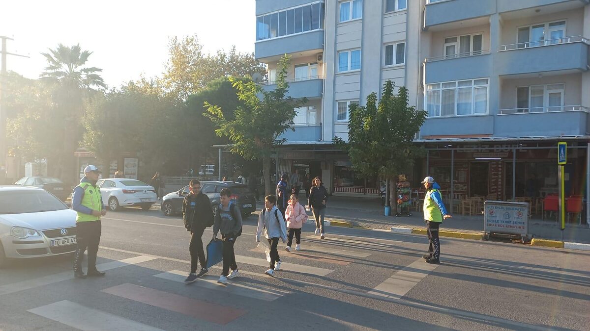 Balıkesir Zabıtası Okul Önlerinde Güvenliği Sağlıyor