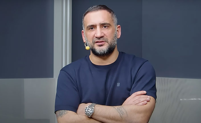 Eski futbolcu Ümit Karan, canlı yayında sosyal medya şokunu yaşadı.