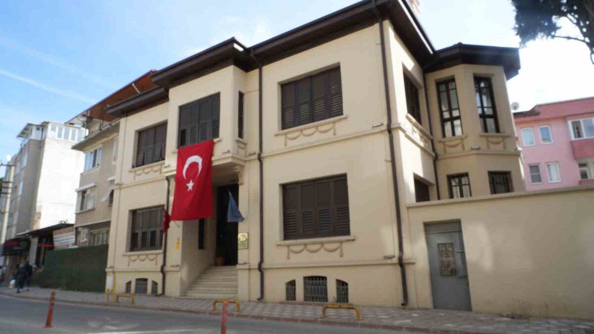 EDREMİT’İN KÜÇÜK YÜREKLERİ ATATÜRK’LE BULUŞTU: KÜLTÜR EVİ’NDEN UNUTULMAZ ANLAR