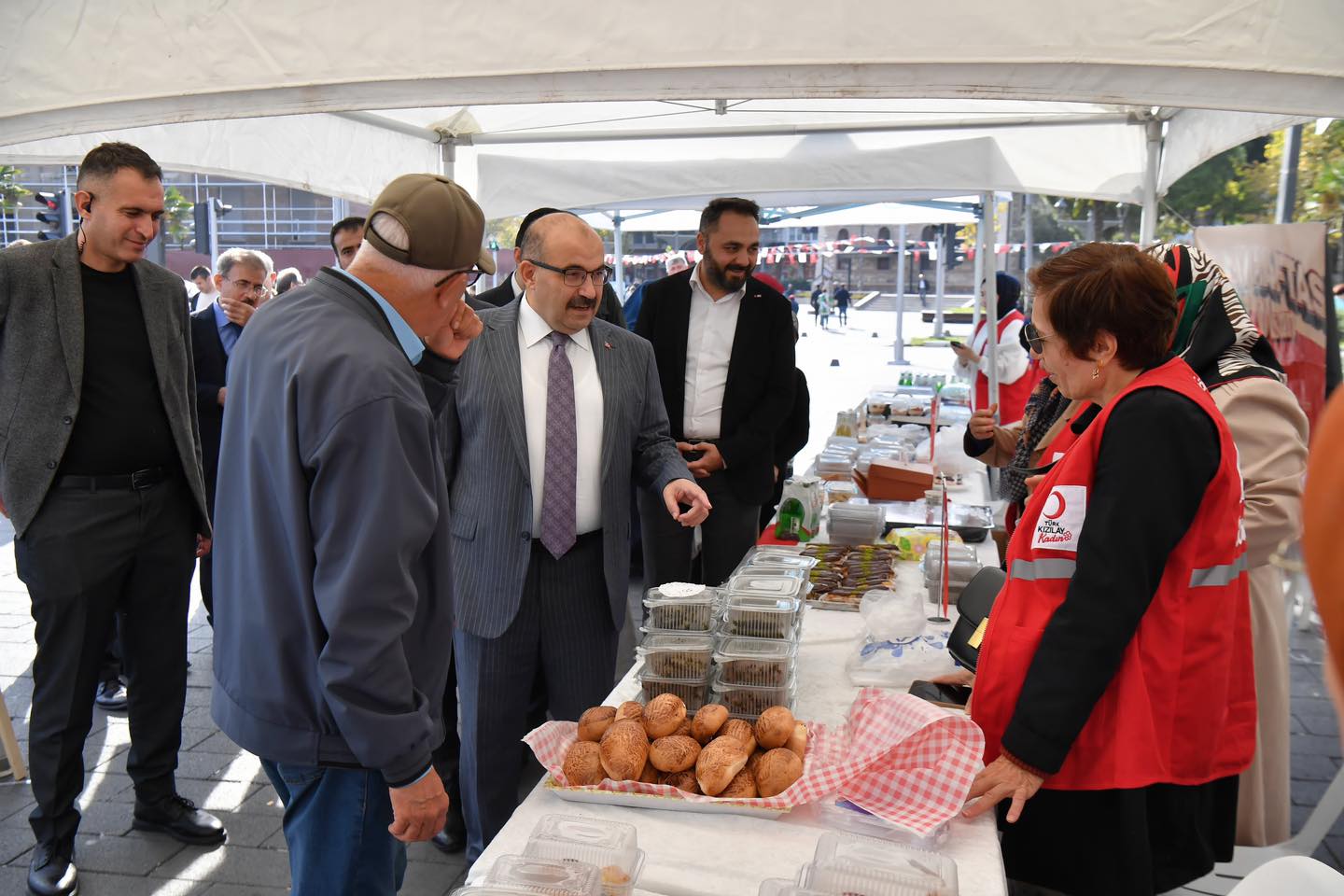 VALİ USTAOĞLU’NDAN KIZILAY STANDINA ZİYARET