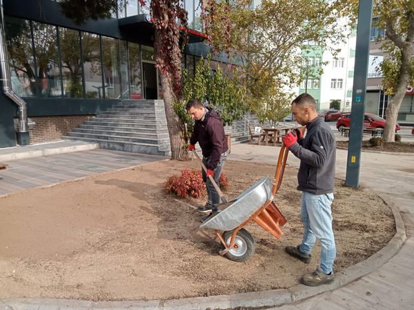 Bigadiç’te park yenileme çalışmaları