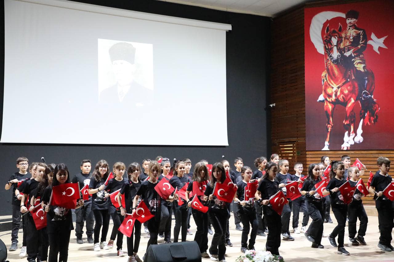 Edremit’te Gençler Ata’sına Duygu Dolu Bir Programla Saygı Durdu