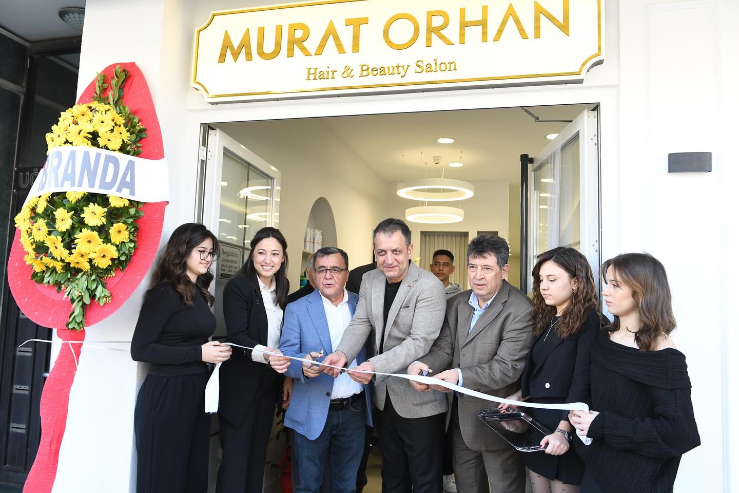 ALTIEYLÜL’DE YENİ GÜZELLİK NOKTASI: MURAT ORHAN HAİR & BEAUTY SALON AÇILDI!