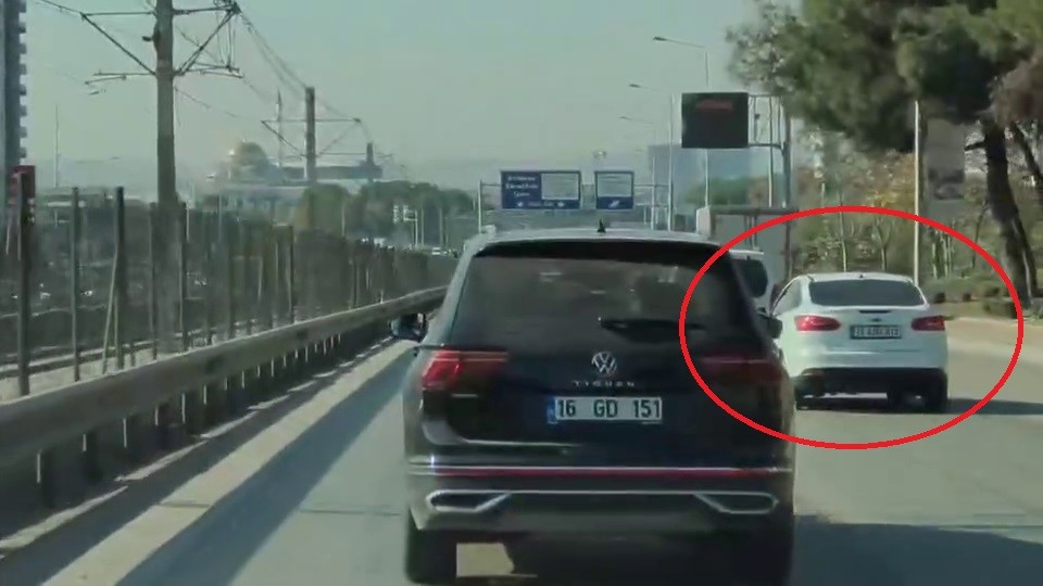 Trafikte Korku Dolu Anlar! Fenalaşan Sürücü Bariyerlere Çarptı