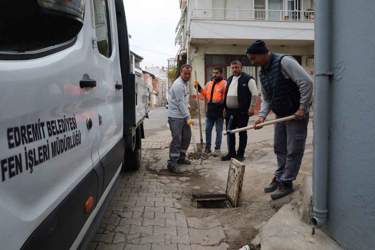 EDREMIT BELEDIYESI YAGISLARA KARSI ONLEM ALIYOR 2 - Marmara Bölge: Balıkesir Son Dakika Haberleri ile Hava Durumu