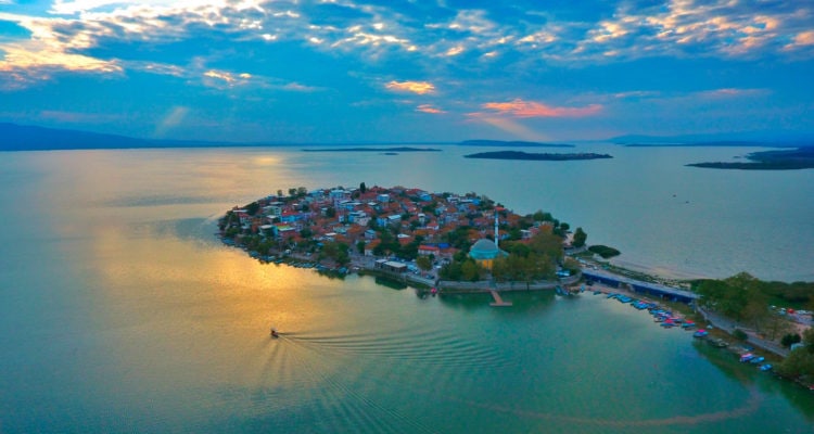 Balıkesir’in Hemen Yanında Gizli Cennet! Doğa ve Tarihin Buluşma Noktası: Gölyazı Köyü’ne Yolculuk