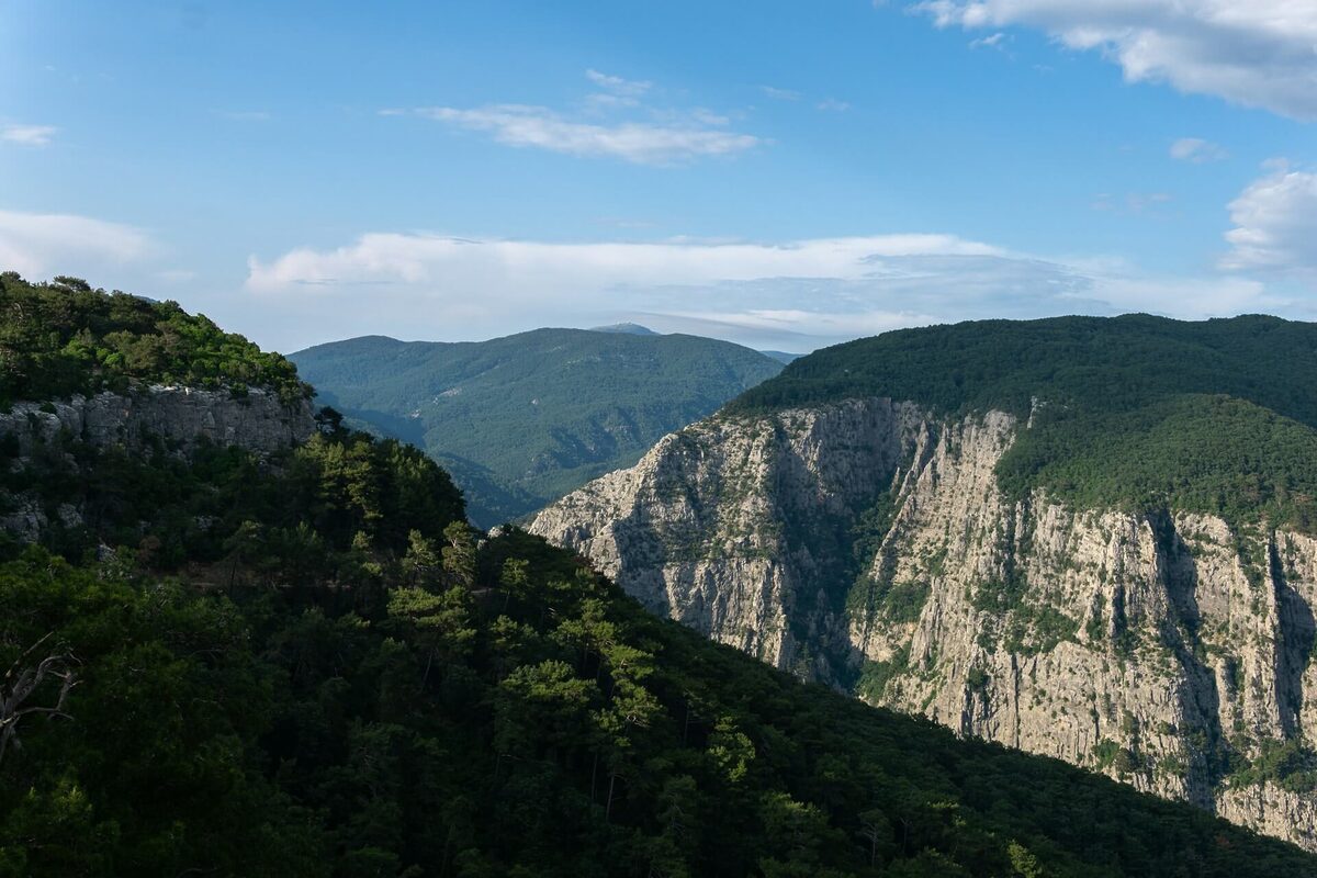 Kaz Dağları’nın eteklerindeki Edremit,