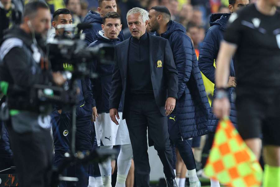 UEFA, Fenerbahçe Teknik Direktörü Jose Mourinho’ya ceza verdi!