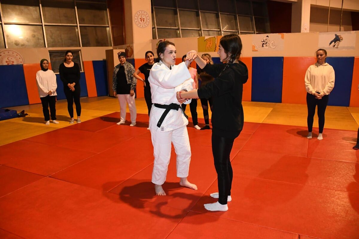 BALIKESİR’DE KADINLAR JUDO İLE GÜÇLENİYOR: “ŞİDDETE KARŞI KENDİMİZİ KORUYACAĞIZ”