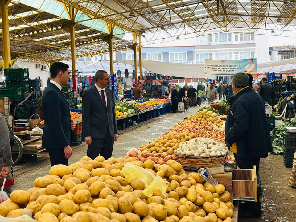 Havran Kaymakamı Enver Özderin, ilçede kurulan yeni pazar yerini ziyaret