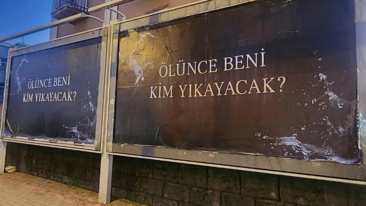 Son günlerde büyük şehirlerdeki açık hava ilanlarında, siyah zemin üzerine