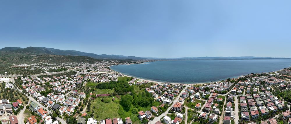 Edremit, son yıllarda gelişen turizm ve altyapı projeleriyle emlak yatırımları