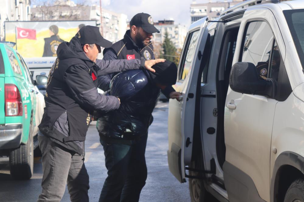 İzmir’in Bayraklı ilçesinde duvarı kırarak 35 yıllık komşusunun evine giren