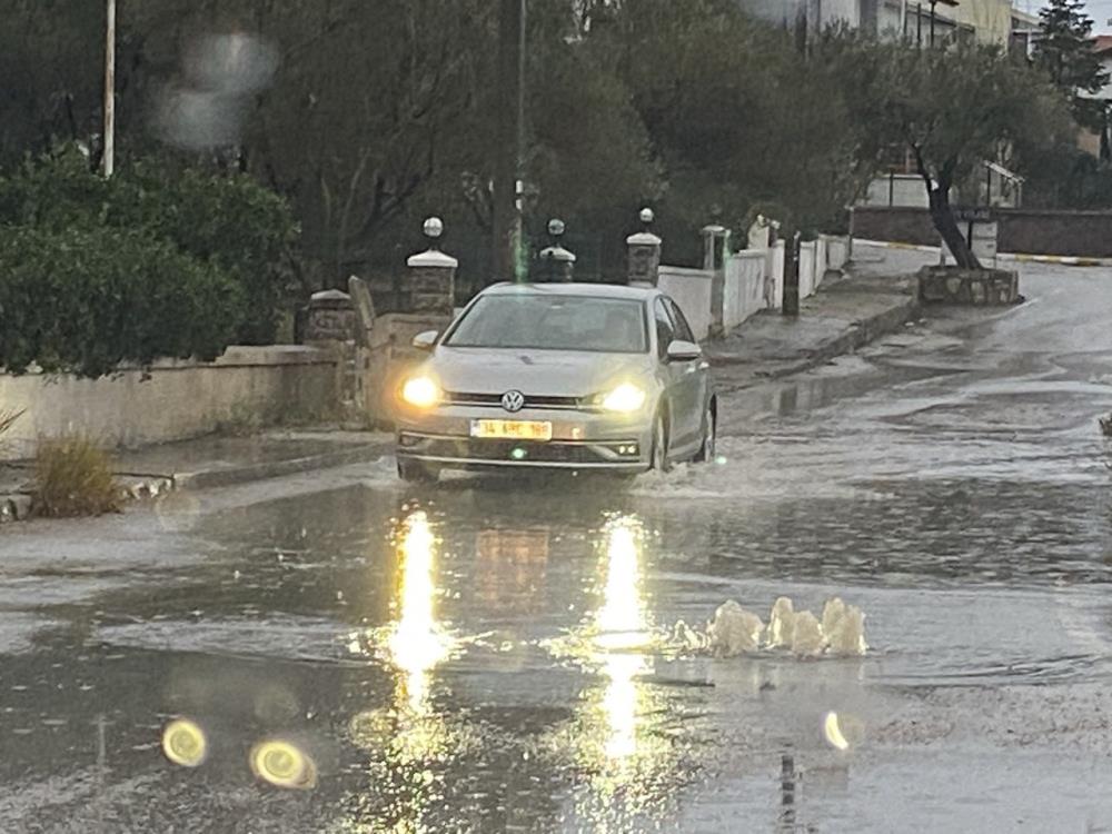 Balıkesir'in Ayvalık ilçesinde Meteoroloji'nin günlerdir yaptığı uyarıların ardından beklenen yağış