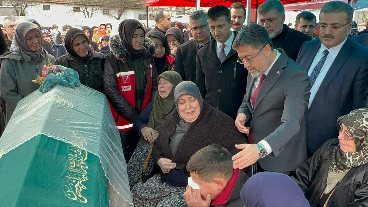 Elif Özgür Gözyaşları İçinde Son Yolculuğuna Uğurlandı