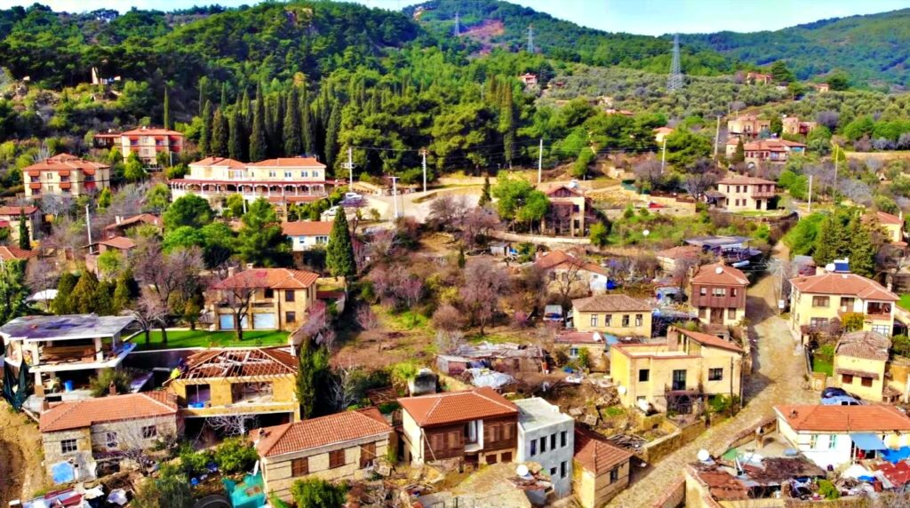 Kaz Dağları'nın eteklerinde yer