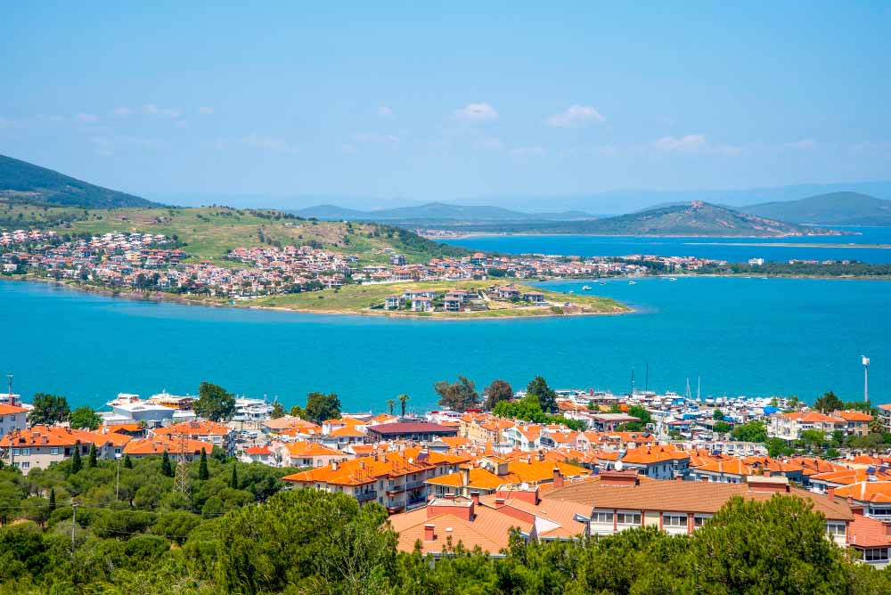 Ayvalık Belediyesi, kırsal mahallelerde yürüttüğü kilit parke çalışmalarıyla yolları modern