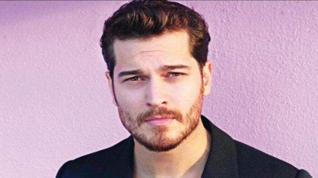 Yakışıklı oyuncu Çağatay Ulusoy,