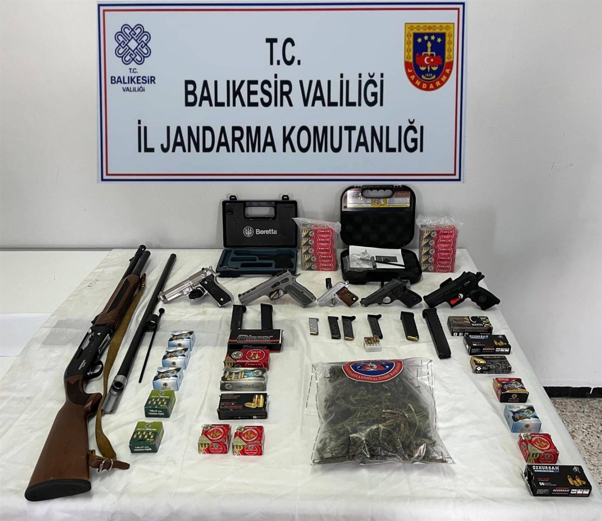 Balıkesir İl Jandarma Komutanlığı ekipleri, silah ve mühimmat ticaretine yönelik