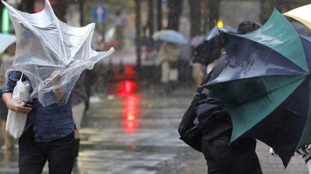 Balıkesir'de orta şiddetli yağmur etkisini göstermeye başladı. Hava sıcaklığının en