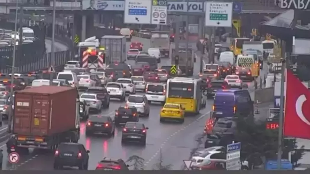 Bariyerlere çarpan TIR, Avcılar istikametinde trafiği durma noktasına getirdi. Neyse