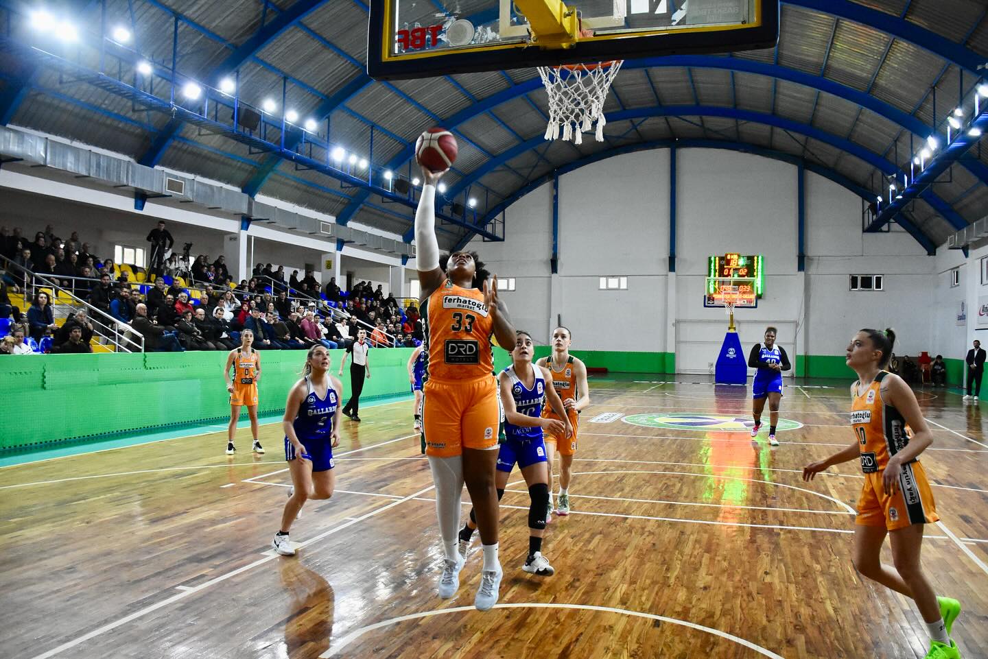 Türkiye Kadınlar Basketbol Ligi’nde (TKBL) liderlik koltuğunda oturan Ferhatoğlu Edremit