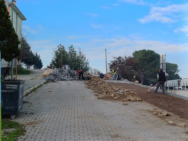 Susurluk Belediyesi Fen İşleri Müdürlüğü ekipleri, ilçe genelinde kilit parke