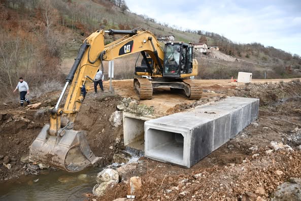 Balya Belediye Başkanı Orhan Gaga, Değirmendere Mahallesi’nde yağışlar nedeniyle göçen