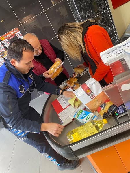 Erdek Belediyesi Zabıta Müdürlüğü, zincir marketlerde gerçekleştirdiği denetimlerle halk sağlığını