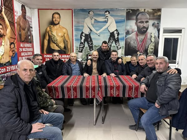 İvrindi Belediye Başkanı Önder Lapanta, Gömeniç Mahallesi’nde düzenlenen sarımsaklı pilav