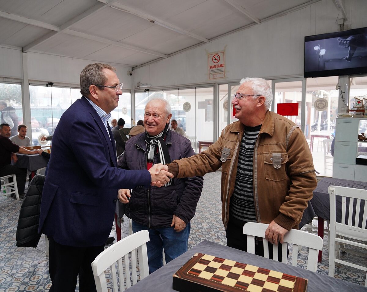 Ayvalık Belediye Başkanı Mesut Ergin, Cunda Adası’ndaki ziyaretinde esnafla ve