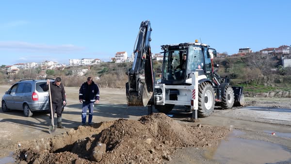 Hasancan Kapalı Pazaryeri çevresinde biriken yağmur sularının tahliyesi için Fen