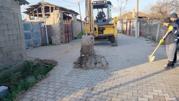 Fen İşleri Müdürlüğü ekipleri, kırsal mahallelerden ilçe merkezine kadar her