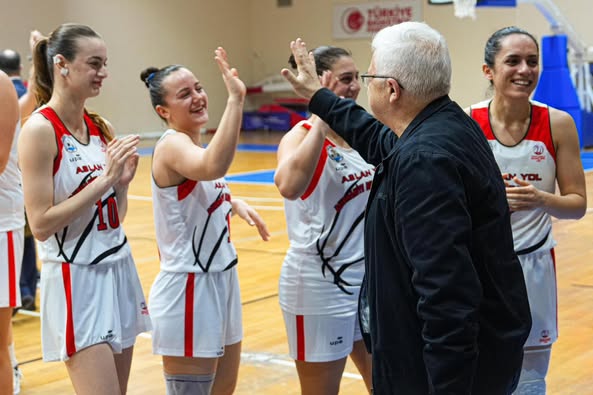 Aslan Yol Burhaniye Belediyespor, 2025 yılına galibiyetle başladı. Taraftarlarıyla birlikte