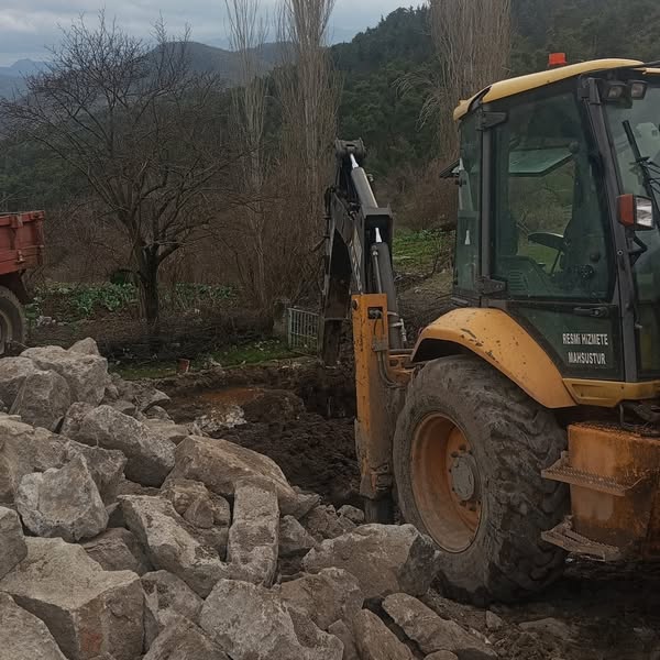 Bigadiç Belediyesi, ilçede arazi düzenleme çalışmalarına hız kesmeden devam ediyor.