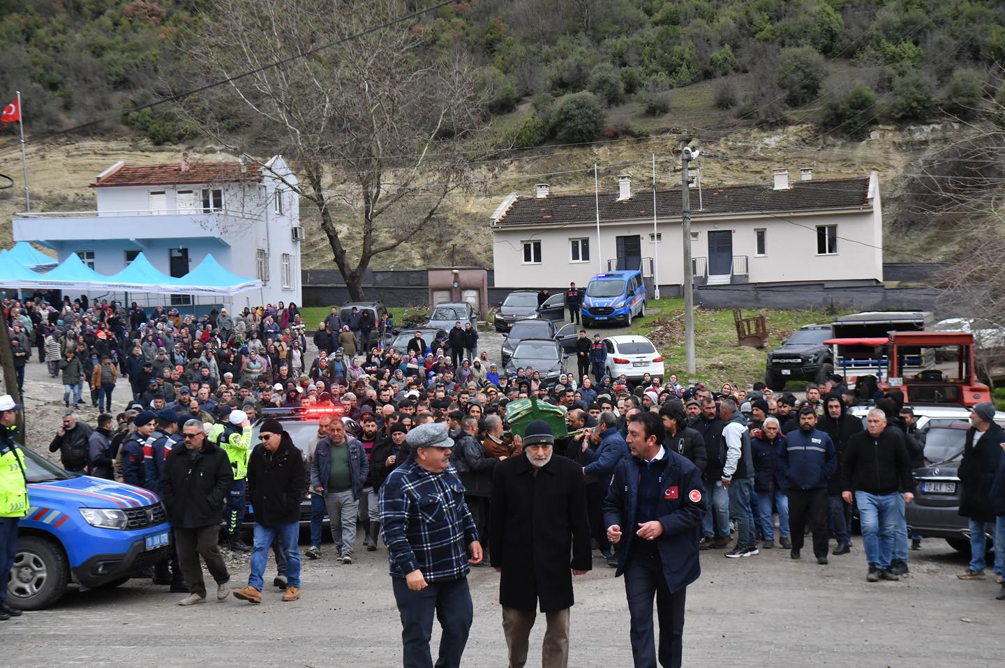 Balıkesir Valisi İsmail Ustaoğlu, vefat eden Macarlar Köyü Cemevi Dernek