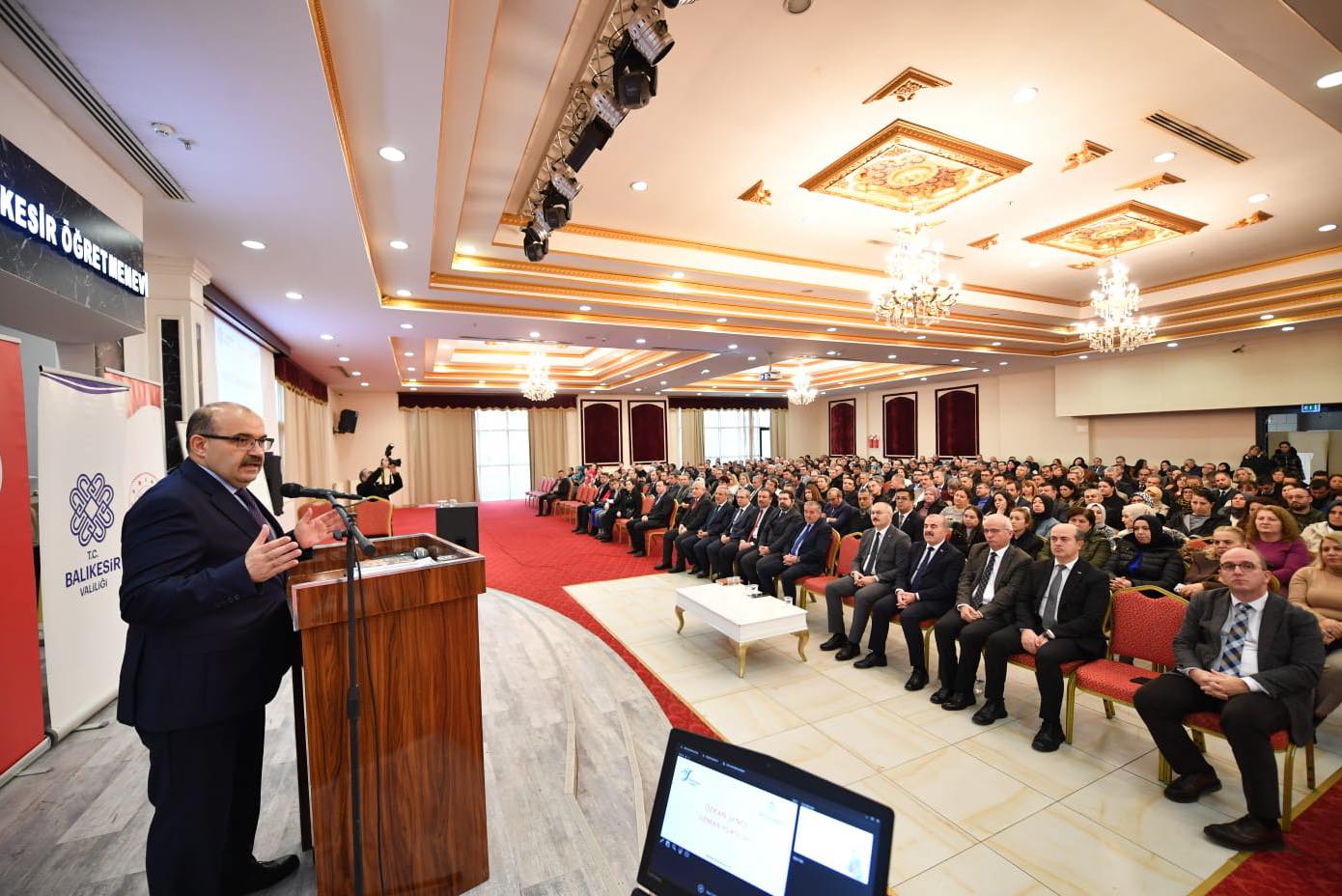 Balıkesir Valisi İsmail Ustaoğlu, Balıkesir Öğretmenevi’nde düzenlenen Veli Akademisi Seminer