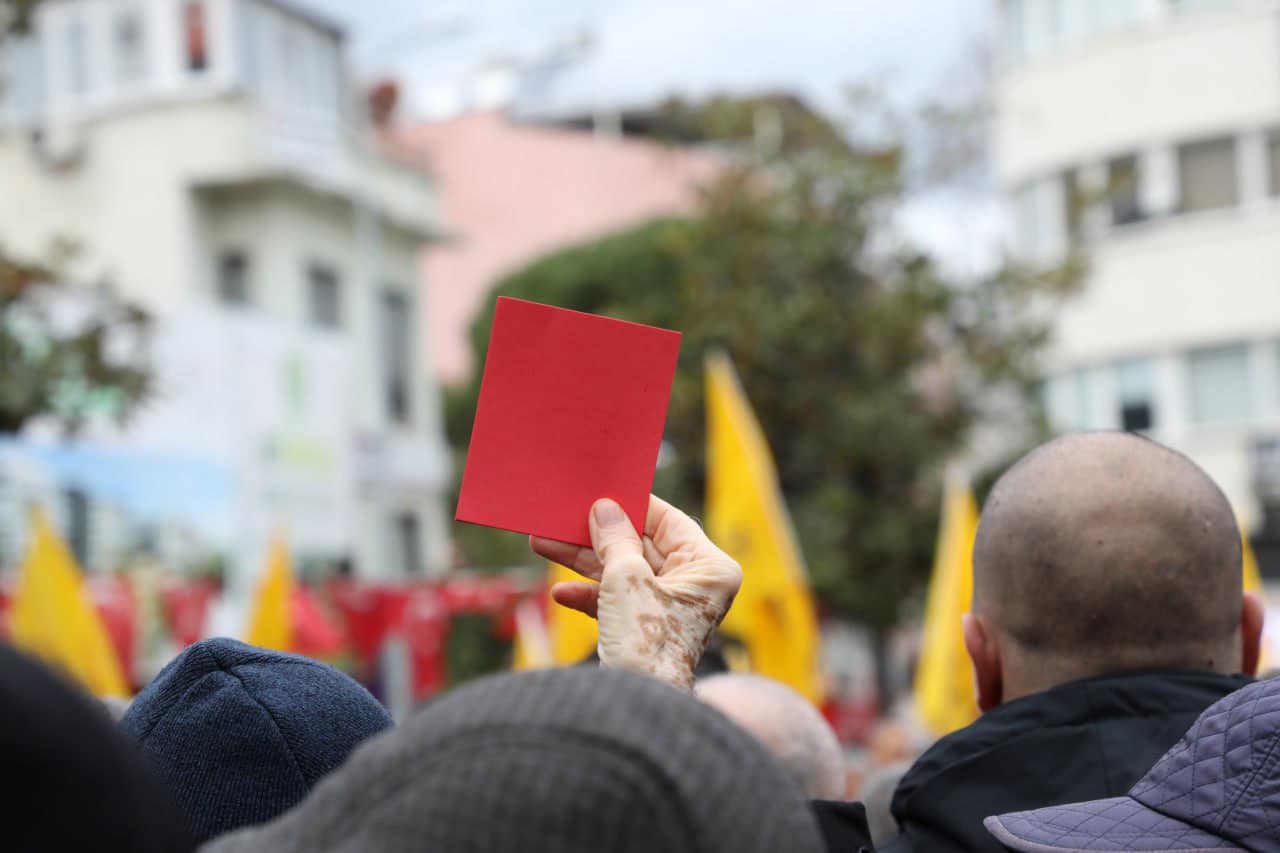 Edremit Cumhuriyet Meydanı’nda sendikalar tarafından düzenlenen “Sefalet Ücreti” protestosuna Edremit