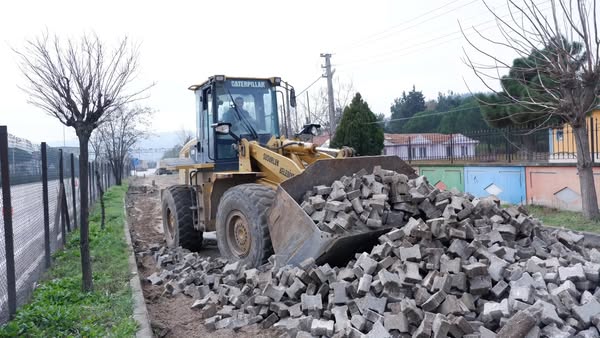 Susurluk Belediyesi, Balıkesir Caddesi’nde yol yenileme çalışmalarına başladı. Belediye Başkanı