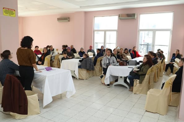 
Burhaniye Belediyesi’nin ilçedeki tüm mahallelerde düzenlediği kadın buluşmaları hız kesmeden