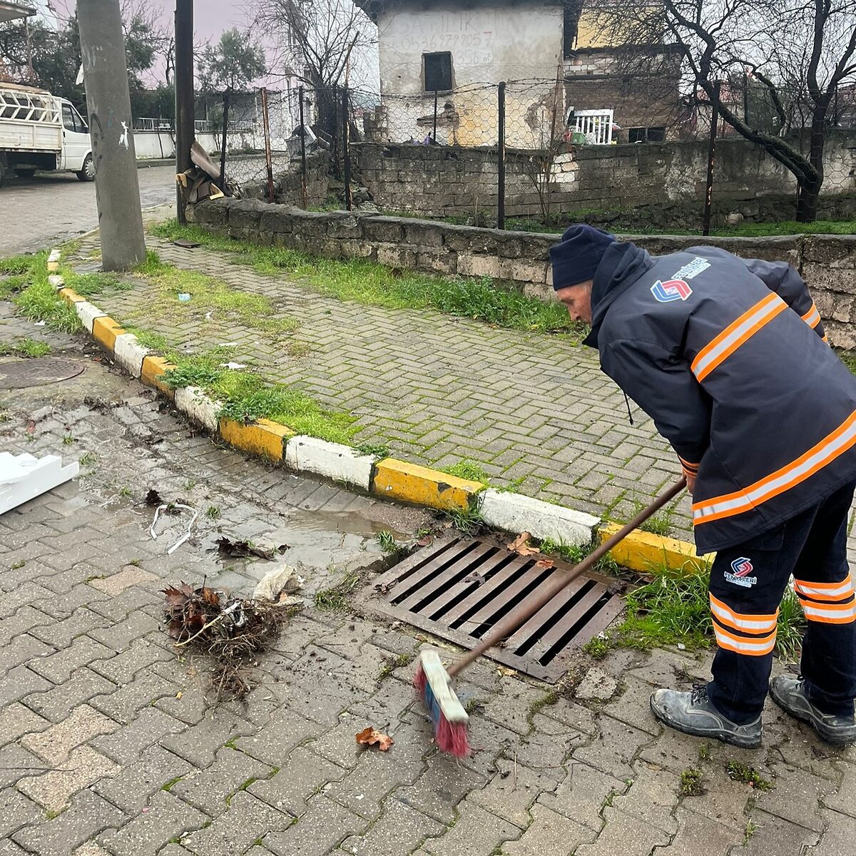 Sındırgı Belediyesi ekipleri, ilçede etkili olan yağışlarla birlikte sürüklenen yabancı