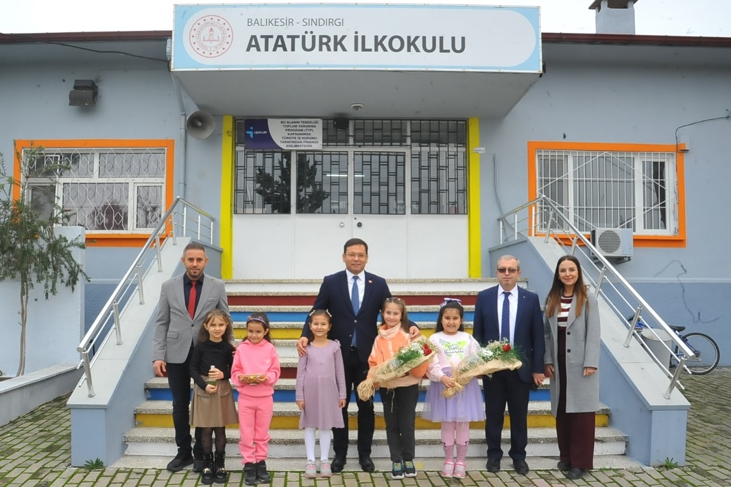 Sındırgı Belediyesi, Atatürk İlkokulu’nda öğrencilerin karne heyecanına katıldı. Belediye yetkilileri,