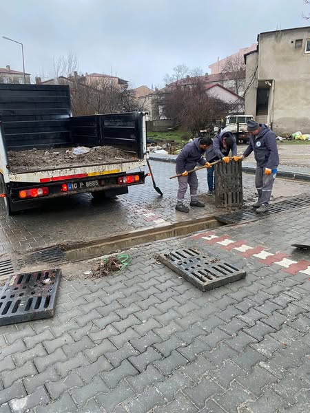 İvrindi Belediyesi, ilçede etkili olan yağışların ardından su baskınlarının önüne