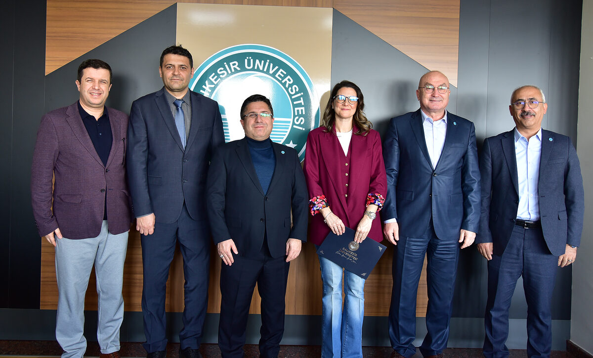 Balıkesir Üniversitesi Uluslararası İlişkiler Araştırma ve Uygulama Merkezi'nde müdürlük görev