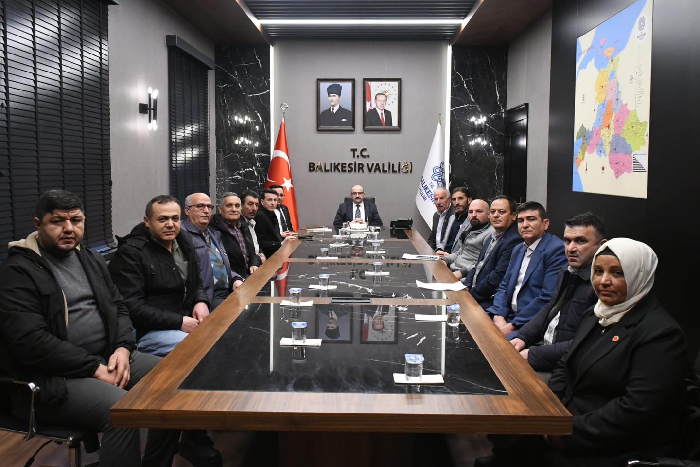 Balıkesir Valisi İsmail Ustaoğlu, ilçelerden gelen mahalle muhtarlarıyla bir araya