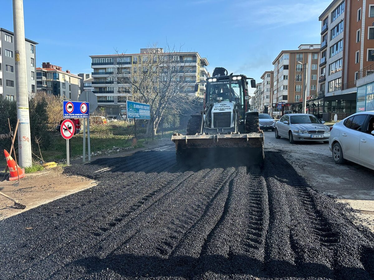 Bandırma Belediyesi, şehir genelinde başlattığı yol iyileştirme çalışmalarını sürdürüyor. Hal