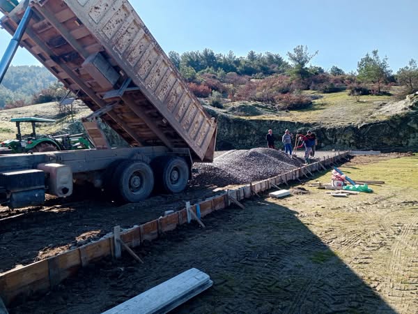 Bigadiç Belediyesi, Beğendikler Mahallesi’nde çevre düzenleme çalışmalarını hız kesmeden sürdürüyor.