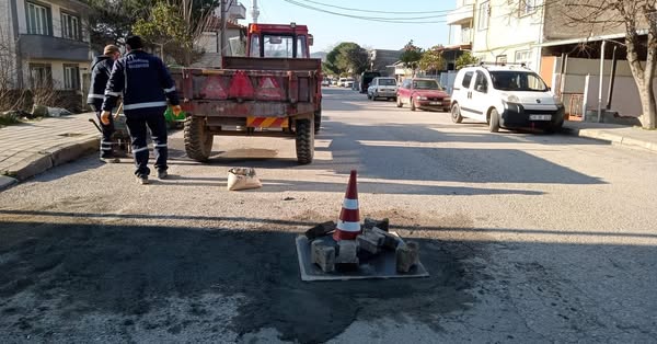 Fen İşleri Müdürlüğü ekipleri, ilçenin farklı noktalarında altyapı çalışmalarını sürdürüyor.