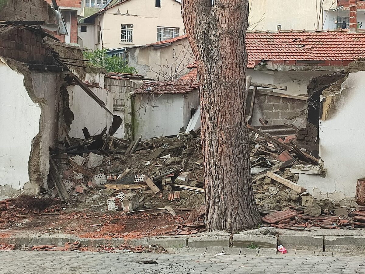 Edremit Belediyesi, İbrahimce Mahallesi'nde bulunan yanmış metruk binanın yıkım işlemini